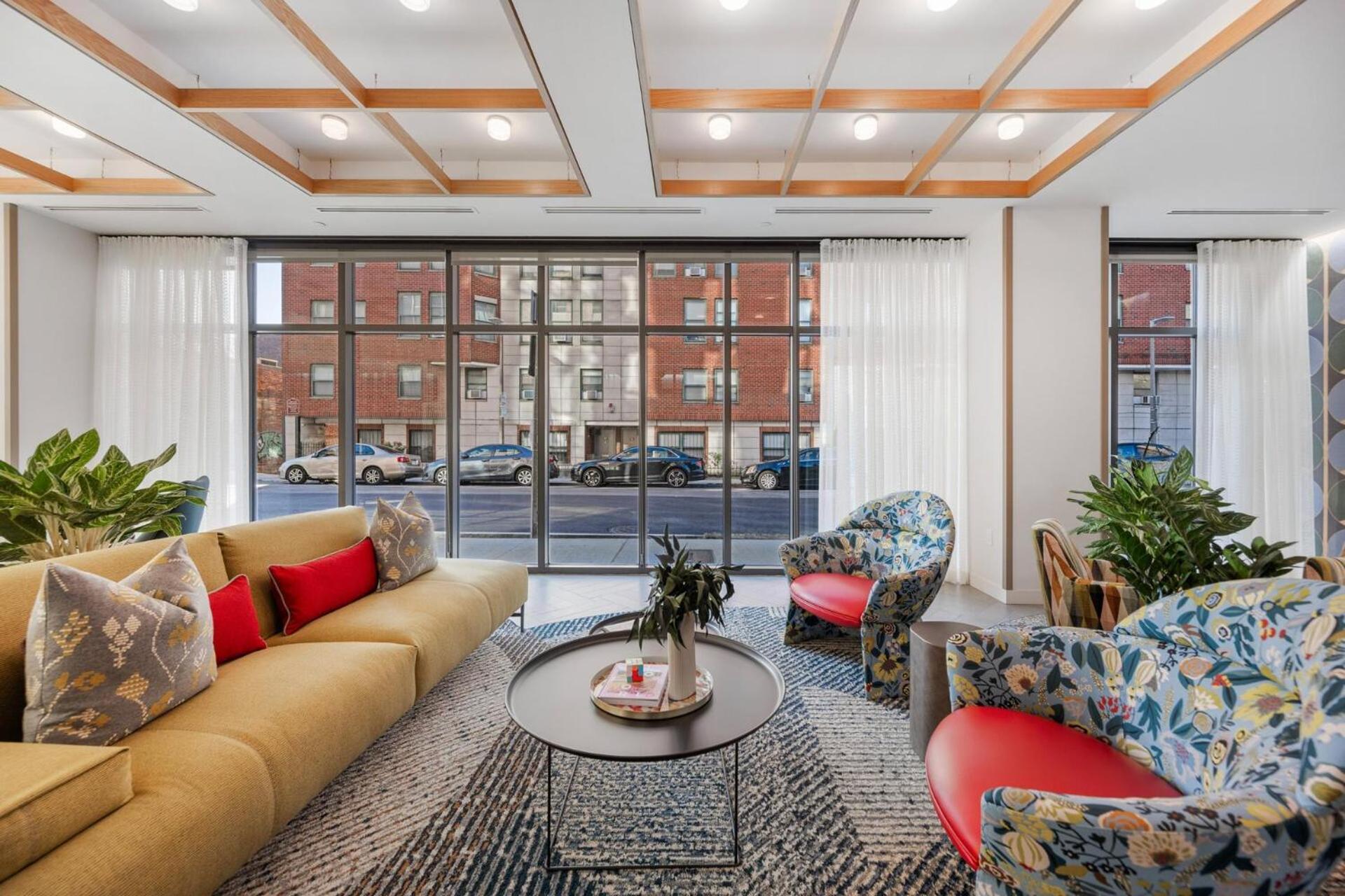 Modern Walk To Restaurants Apartment *